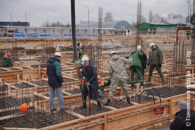 Традиции, объединяющие поколения. Председатель облисполкома Иван Крупко принял участие в республиканском субботнике